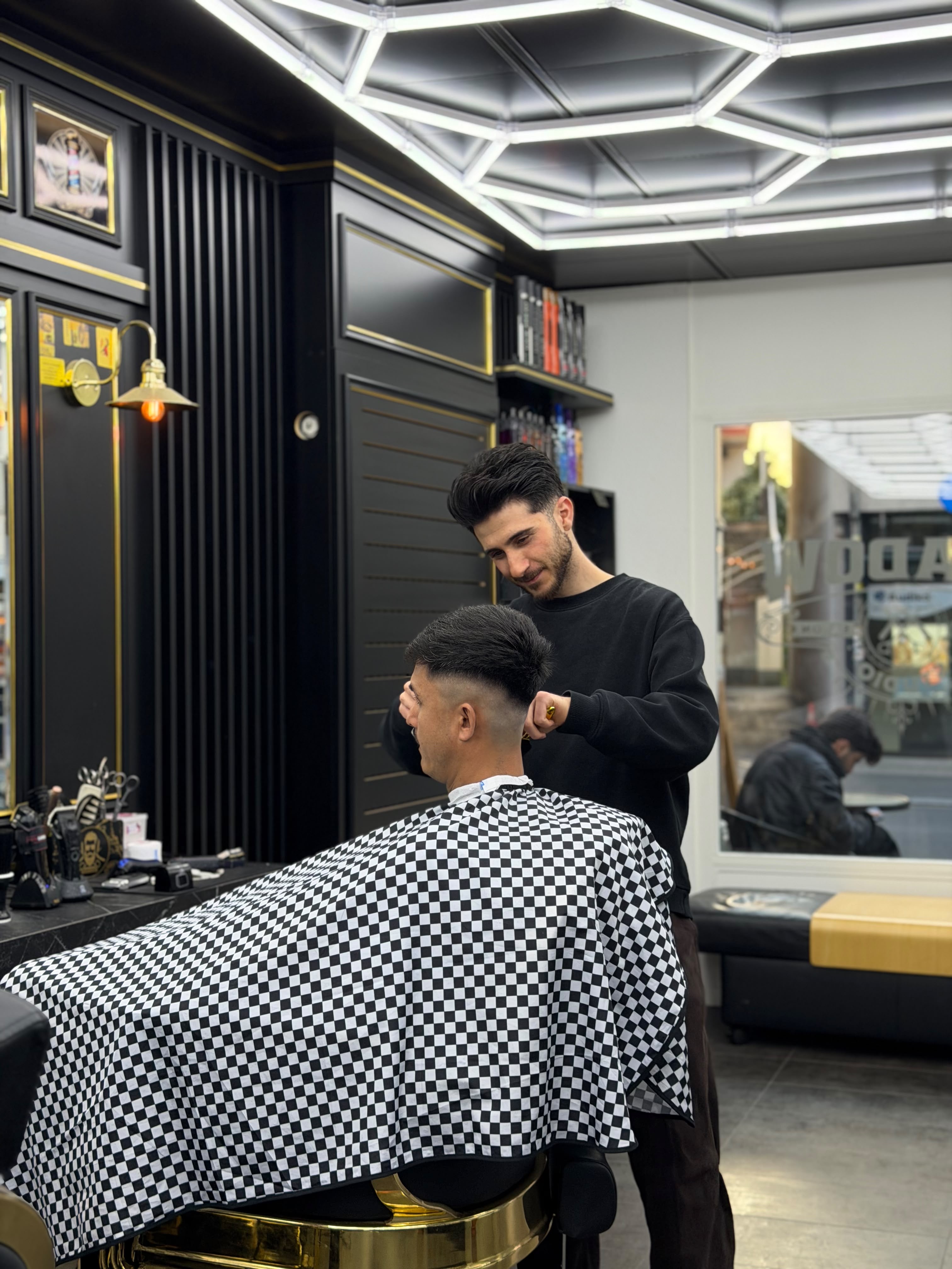 Barber bei der Arbeit im Shadow Studio Interlaken
