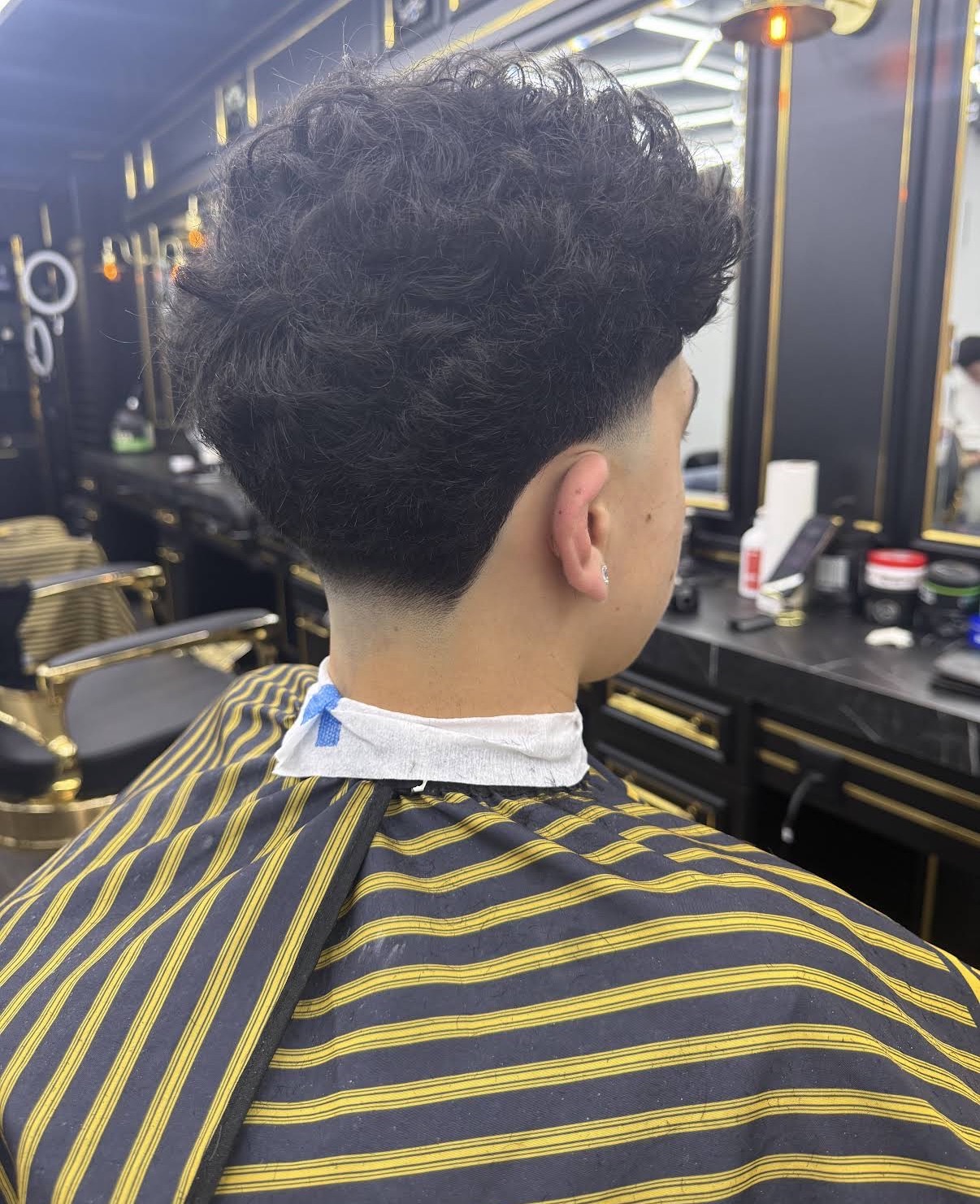 Taper Fade mit lockigem Deckhaar