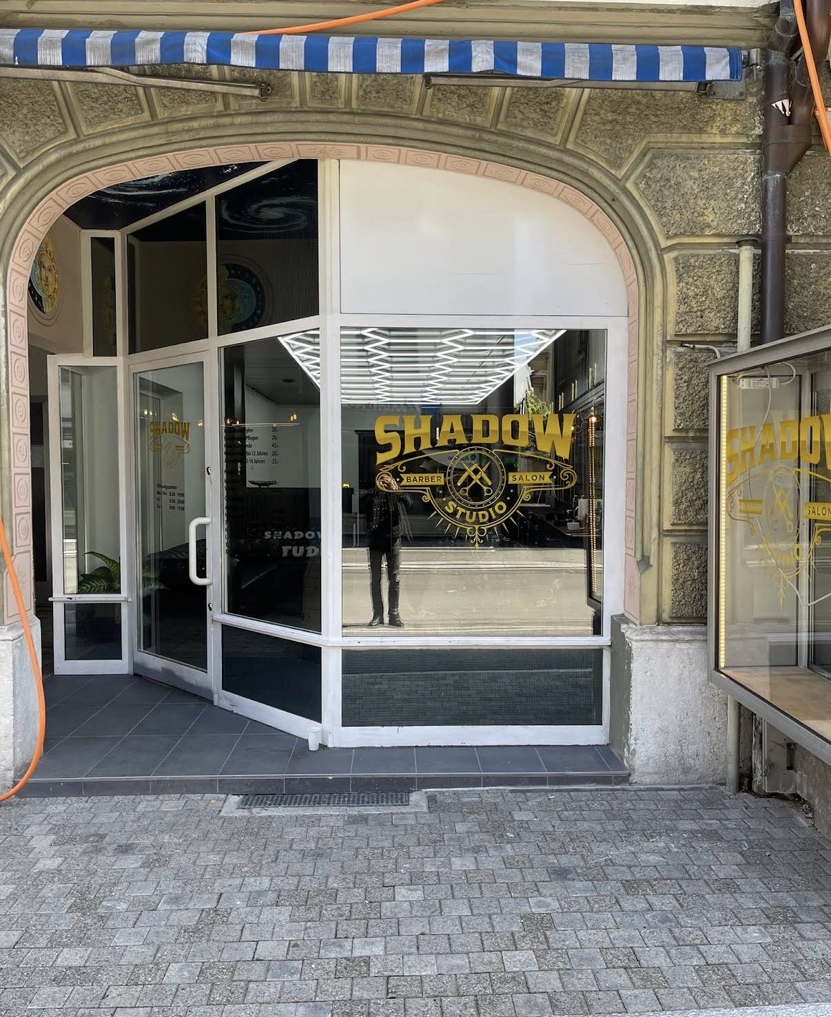 Eingang des Shadow Studio an der Rosenstrasse 5 in Interlaken