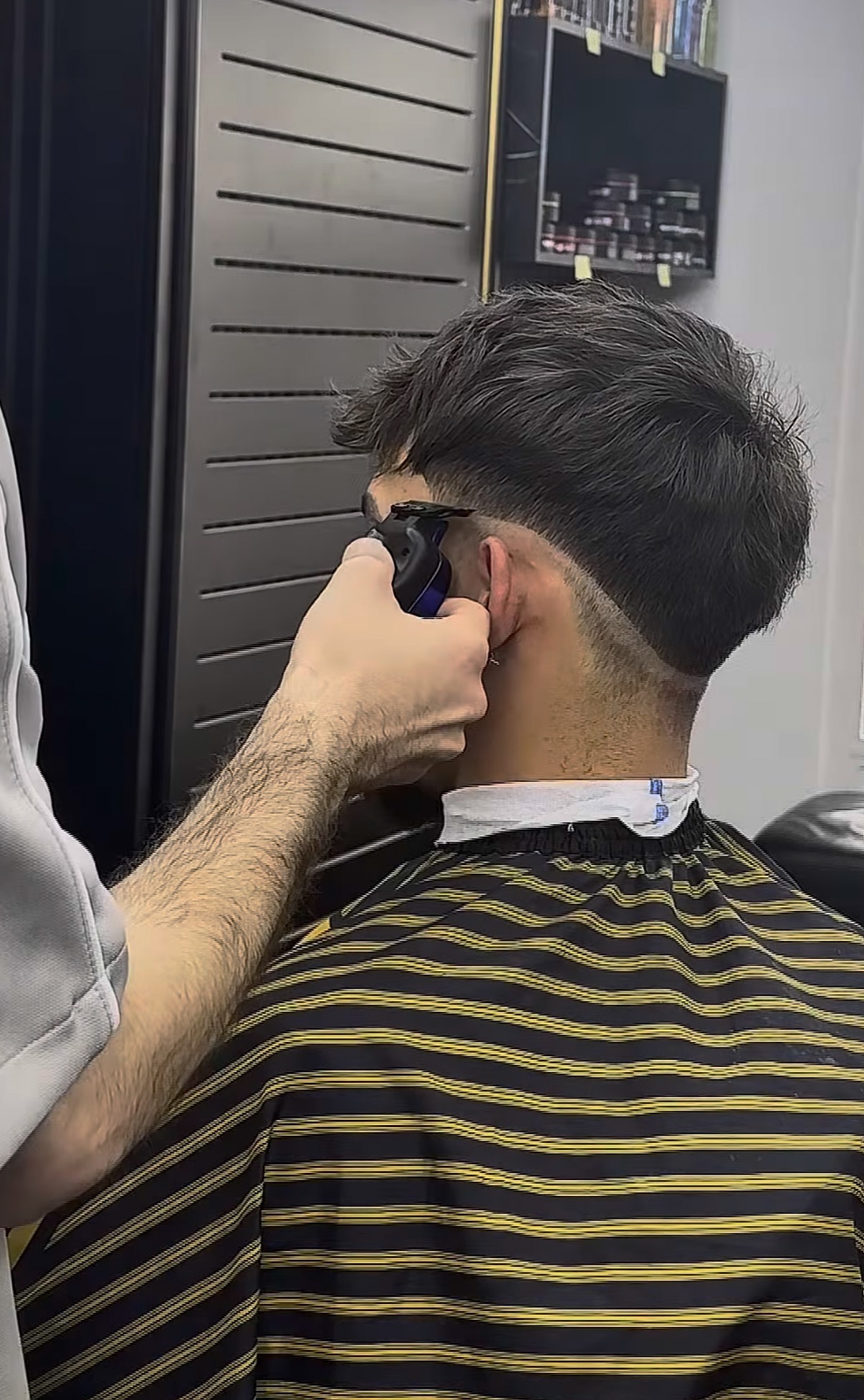 Barber bei der Bartkontur mit dem Trimmer